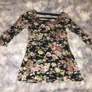Forever 21 quarter length sleeve floral top 🌸